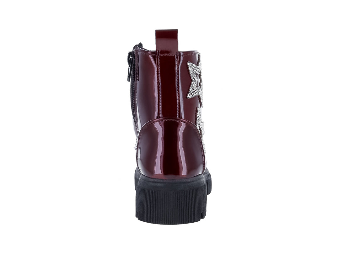Bota color vino brillante con suela track negra y adornos de estrellas plateadas.