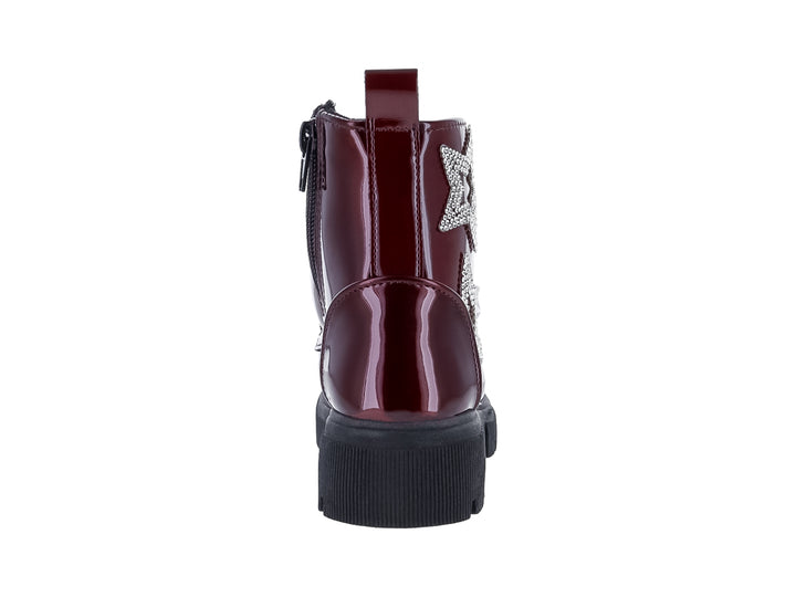 Bota color vino brillante con suela track negra y adornos de estrellas plateadas.