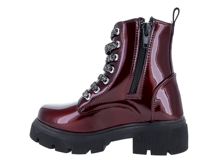 Bota color vino brillante con suela track negra y adornos de estrellas plateadas.