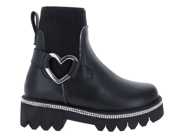 Bota negra con suela track, detalle de corazón plateado y tira de brillantes.