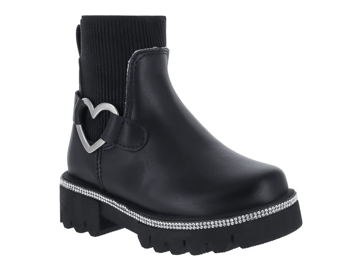 Bota negra con suela track, detalle de corazón plateado y tira de brillantes.