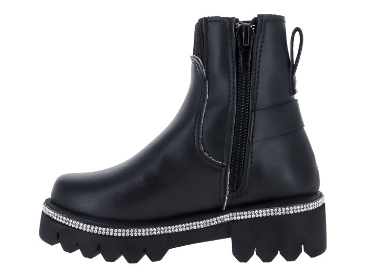 Bota negra con suela track, detalle de corazón plateado y tira de brillantes.