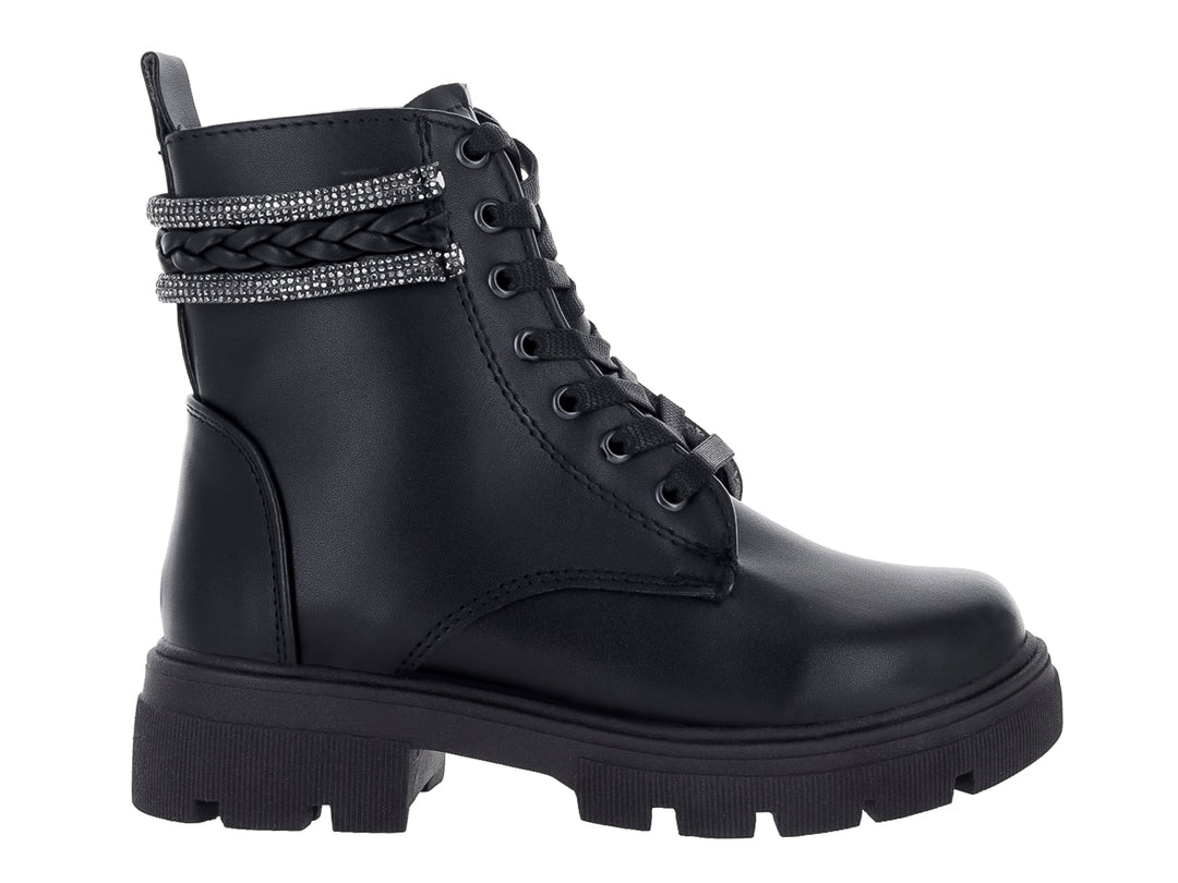 Bota negra de tobillo con suela track gruesa y detalles de pedrería plateada en el talón.