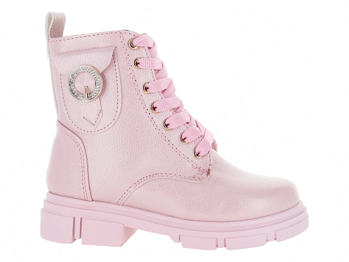 Bota rosa de material sintético con cordones y suela gruesa, incluye detalle de anillo plateado.