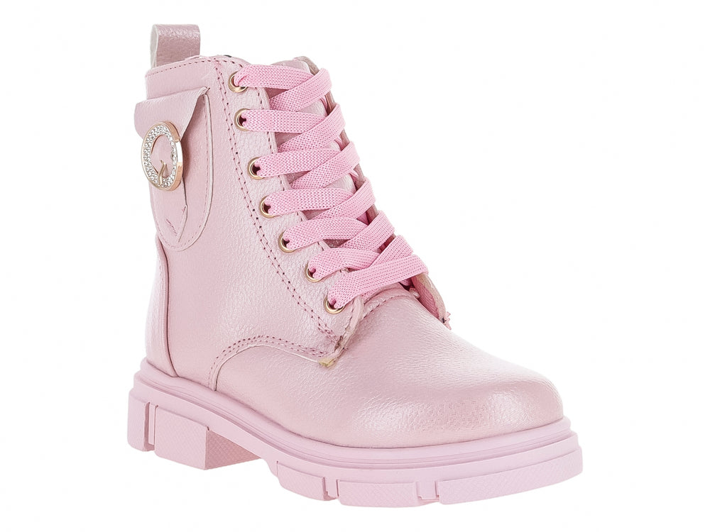 Bota rosa de material sintético con cordones y suela gruesa, incluye detalle de anillo plateado.