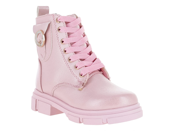 Bota rosa de material sintético con cordones y suela gruesa, incluye detalle de anillo plateado.