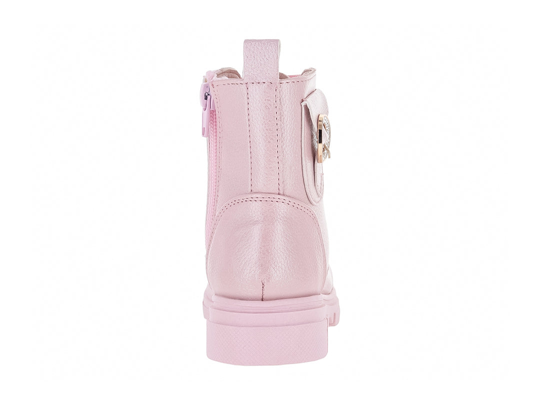 Bota rosa de material sintético con cordones y suela gruesa, incluye detalle de anillo plateado.