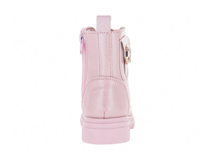 Bota rosa de material sintético con cordones y suela gruesa, incluye detalle de anillo plateado.