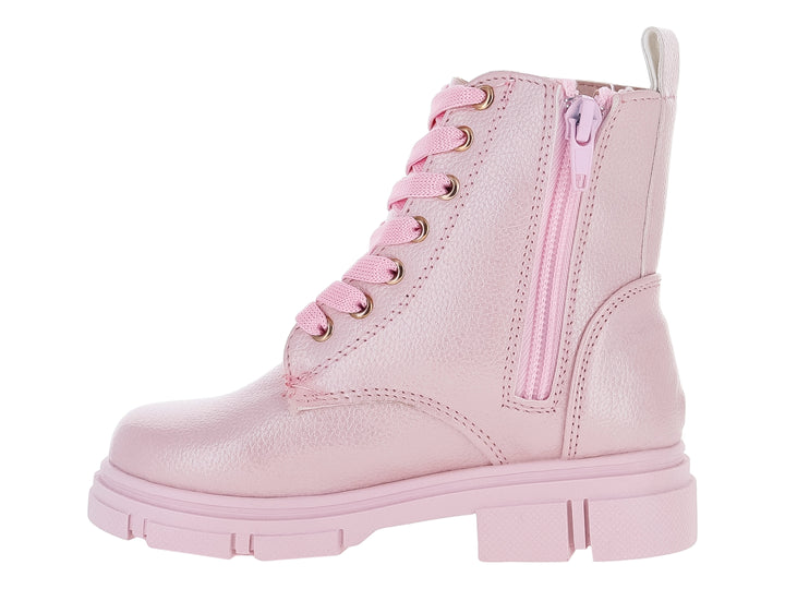 Bota rosa de material sintético con cordones y suela gruesa, incluye detalle de anillo plateado.