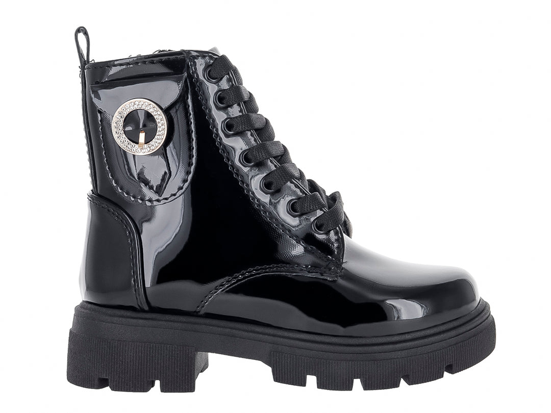 Bota de charol negro brillante con suela track gruesa y detalle decorativo circular en el lateral.