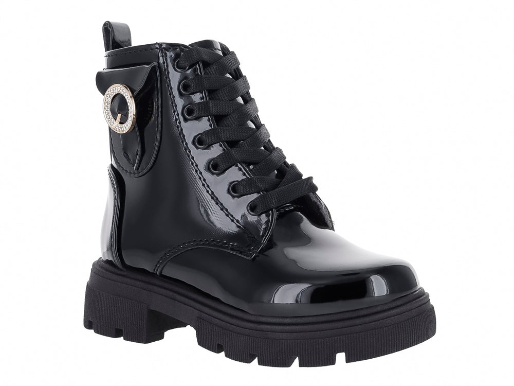 Bota de charol negro brillante con suela track gruesa y detalle decorativo circular en el lateral.