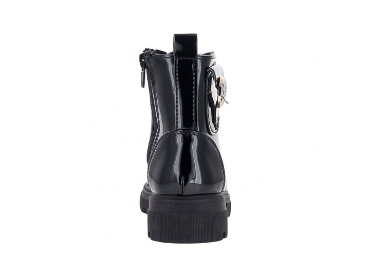 Bota de charol negro brillante con suela track gruesa y detalle decorativo circular en el lateral.
