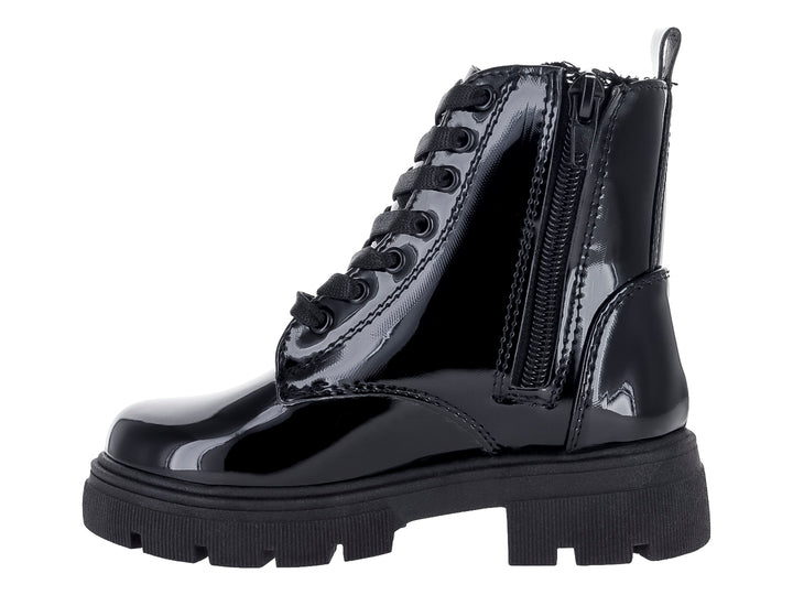 Bota de charol negro brillante con suela track gruesa y detalle decorativo circular en el lateral.