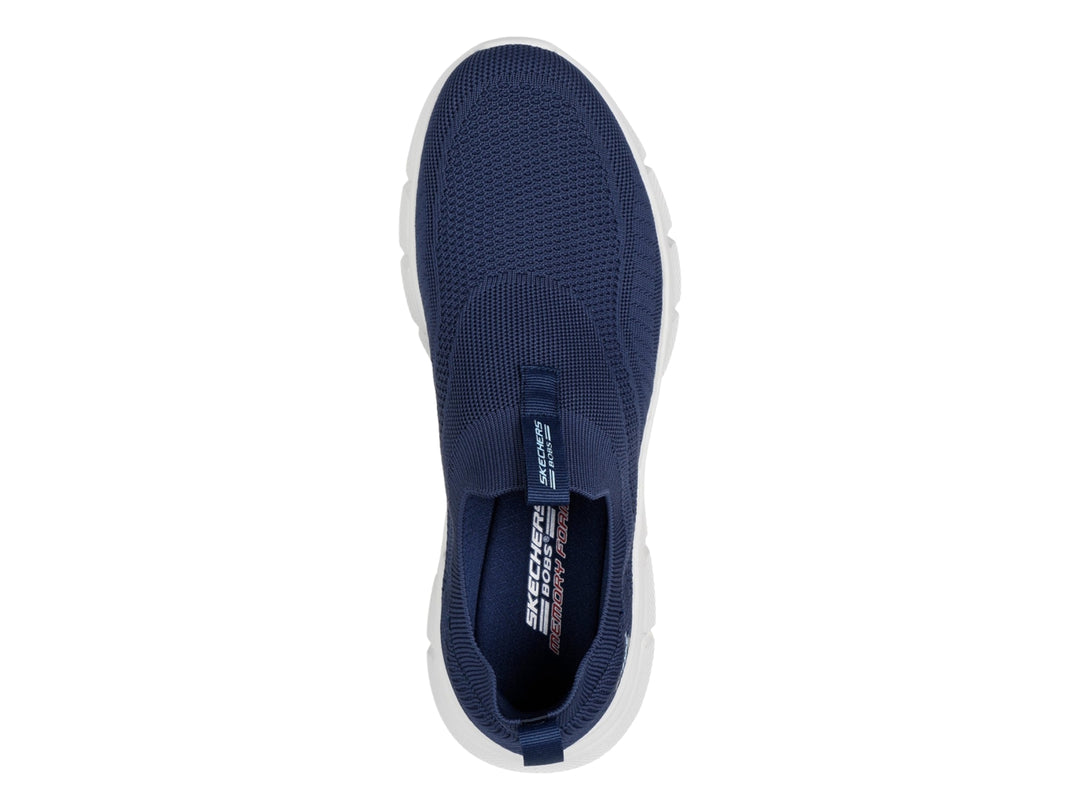 Tenis Skechers slip-on en color azul marino con suela blanca.