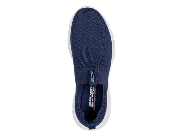 Tenis Skechers slip-on en color azul marino con suela blanca.