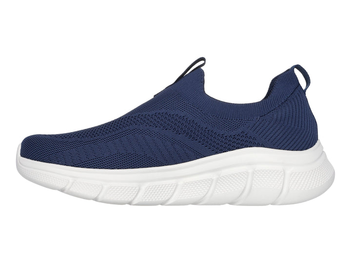 Tenis Skechers slip-on en color azul marino con suela blanca.