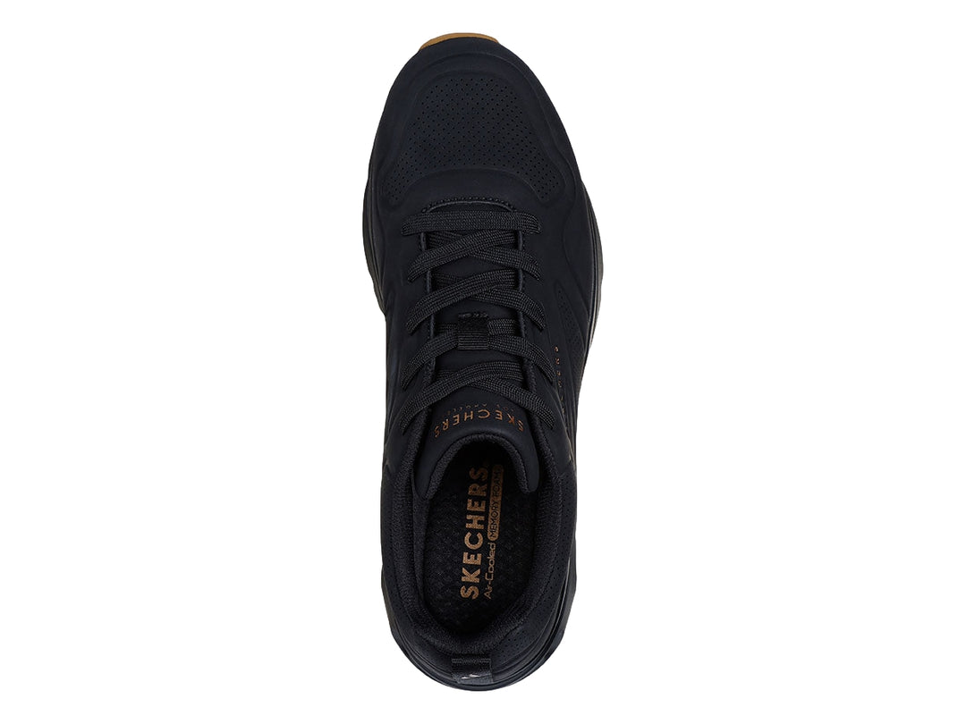 Tenis Skechers negros para hombre con cámara de aire visible en la suela y base color café.