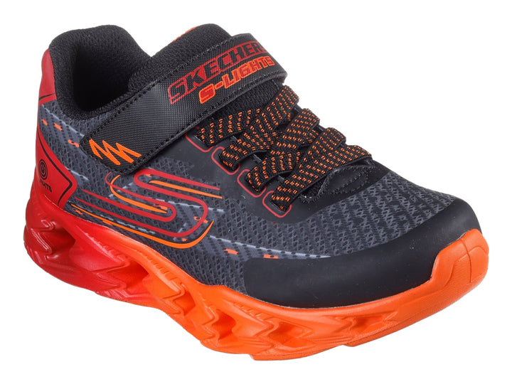 Tenis deportivos SKECHERS infantiles color negro con suela y detalles en rojo brillante.