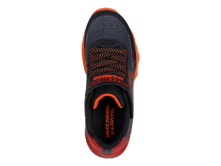 Tenis deportivos SKECHERS infantiles color negro con suela y detalles en rojo brillante.
