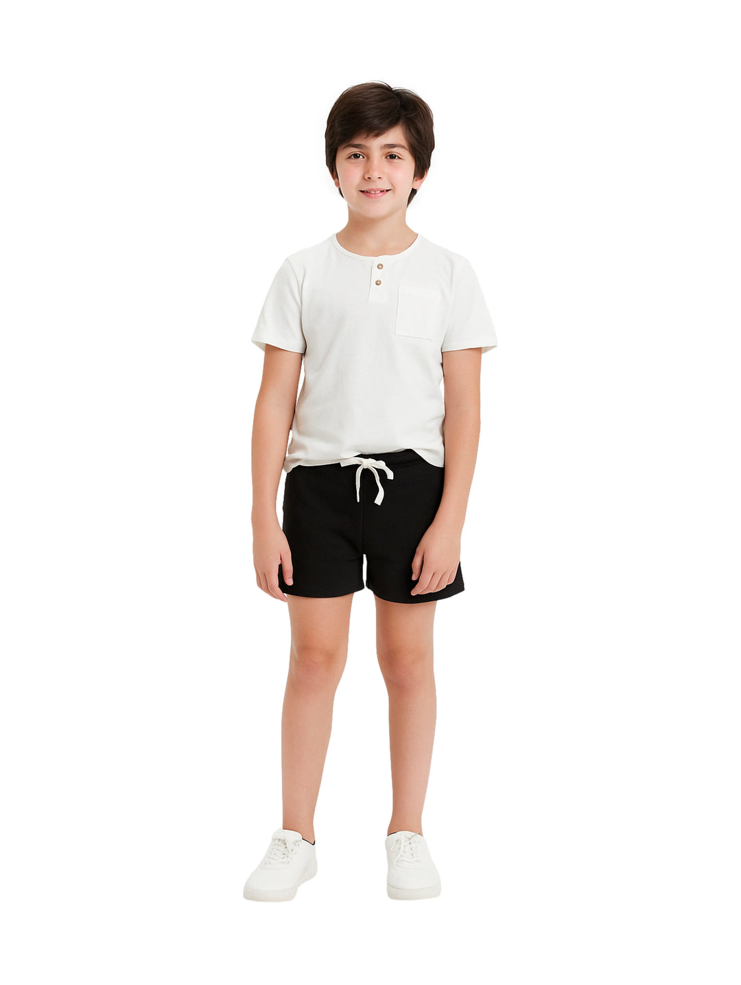Niño vistiendo un conjunto de camiseta blanca y short negro con tenis blancos.