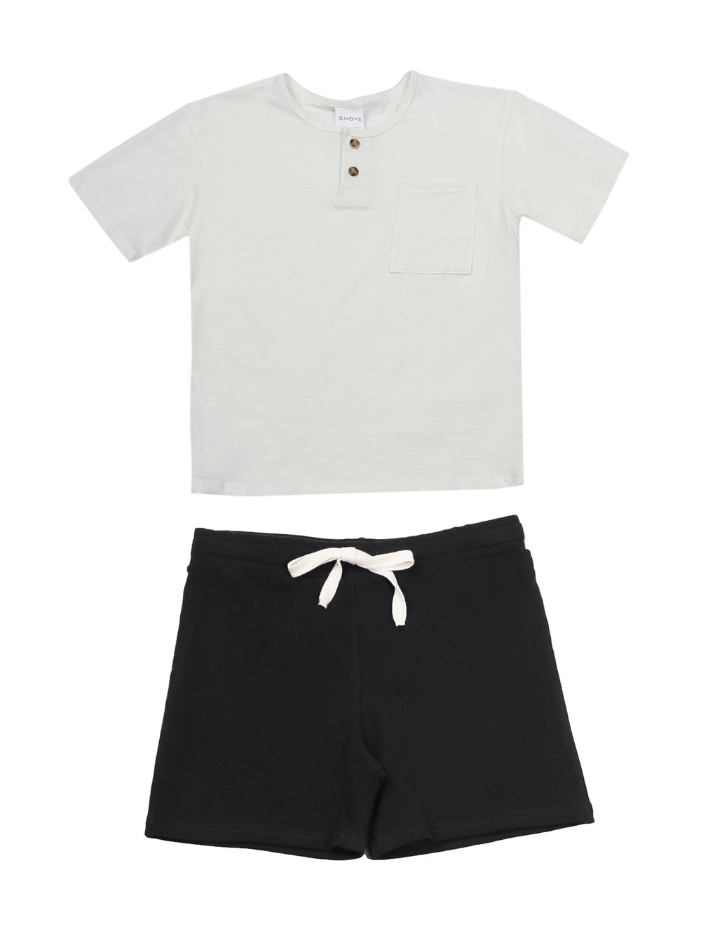 Niño vistiendo un conjunto de camiseta blanca y short negro con tenis blancos.