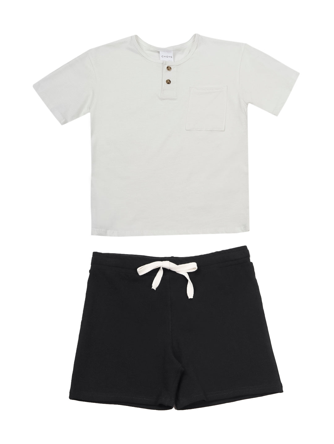 Niño vistiendo un conjunto de camiseta blanca y short negro con tenis blancos.