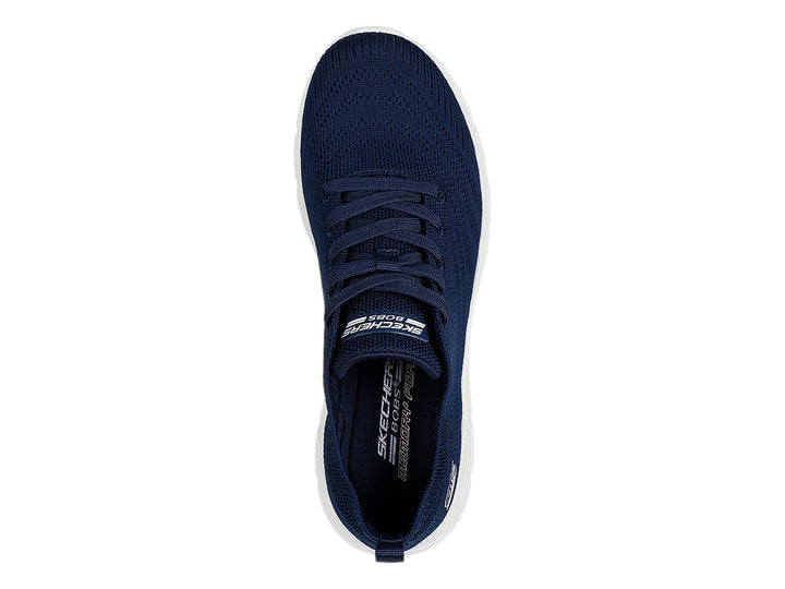 Tenis Skechers azul marino con suela blanca y cordones, diseño deportivo y tejido transpirable.