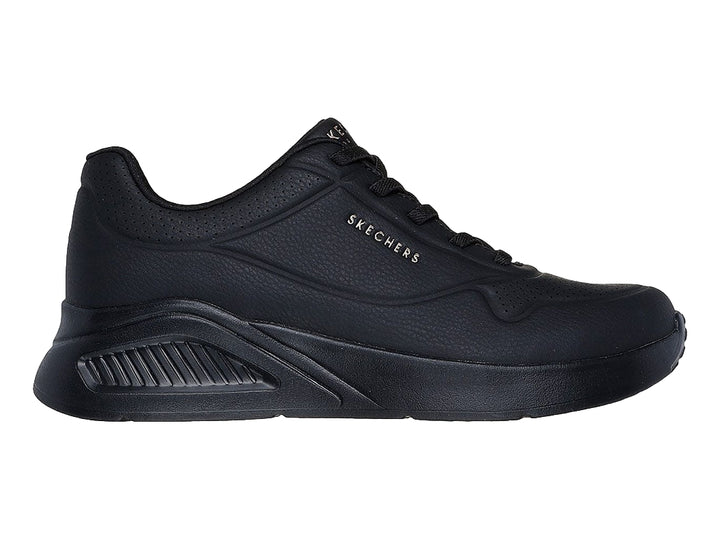 Tenis deportivos Skechers color negro sólido con agujetas y suela robusta.