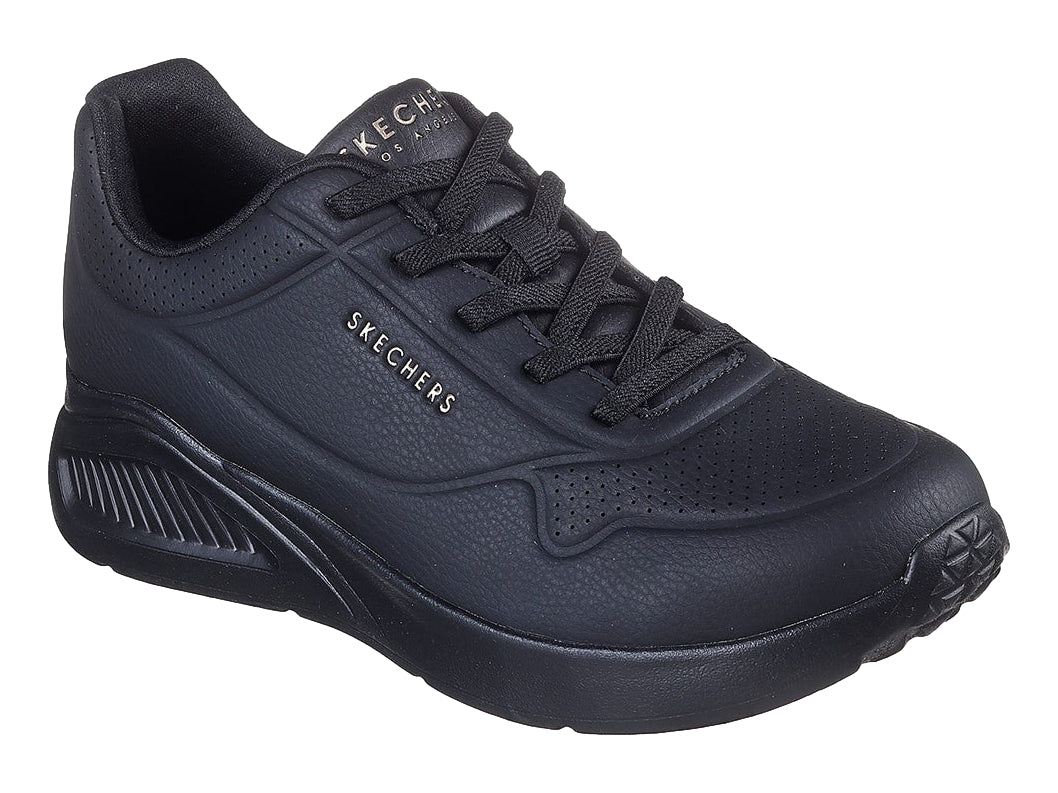 Tenis deportivos Skechers color negro sólido con agujetas y suela robusta.