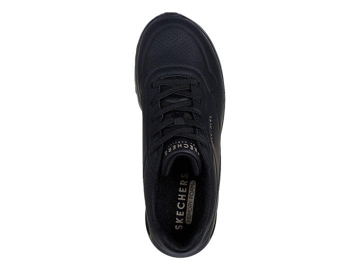 Tenis deportivos Skechers color negro sólido con agujetas y suela robusta.
