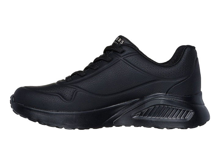Tenis deportivos Skechers color negro sólido con agujetas y suela robusta.
