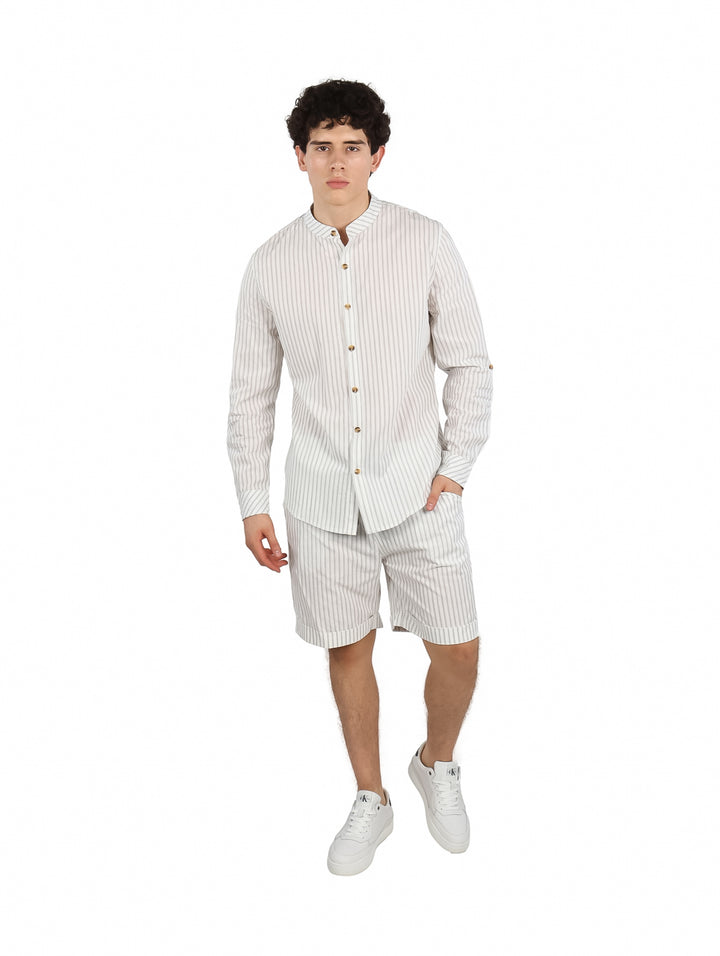 Conjunto de camisa manga larga y shorts con rayas verticales en color blanco para hombre.