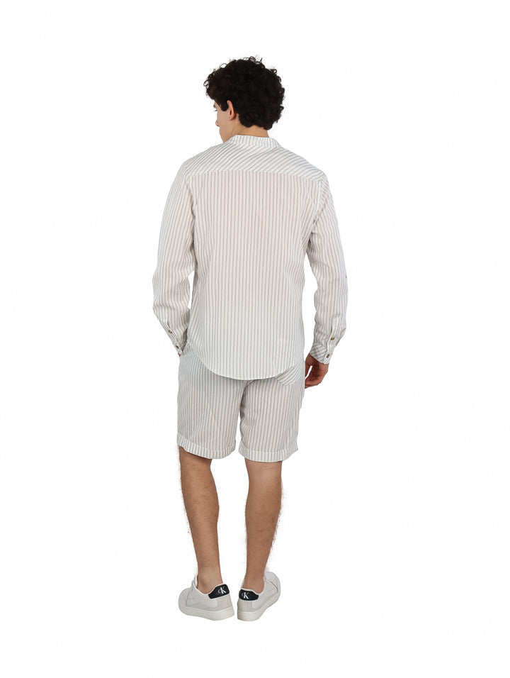 Conjunto de camisa manga larga y shorts con rayas verticales en color blanco para hombre.