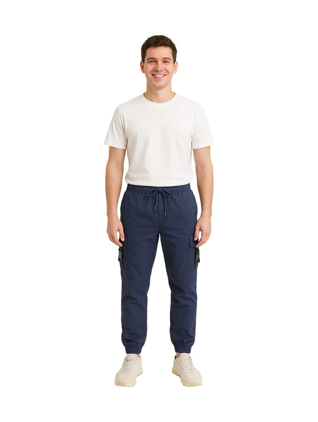 Hombre vistiendo pantalón jogger cargo color azul marino con camiseta blanca y tenis beige.