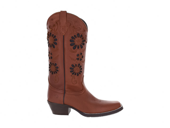 Bota vaquera color moka con detalles florales calados en el tallo y tacón bajo.