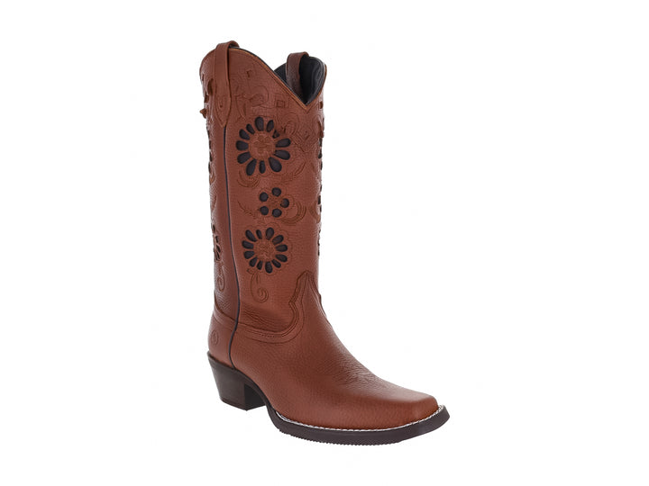 Bota vaquera color moka con detalles florales calados en el tallo y tacón bajo.