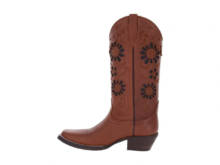 Bota vaquera color moka con detalles florales calados en el tallo y tacón bajo.