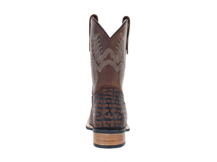 Bota vaquera para niño color moka con textura grabada en el pie y bordados decorativos en la caña.