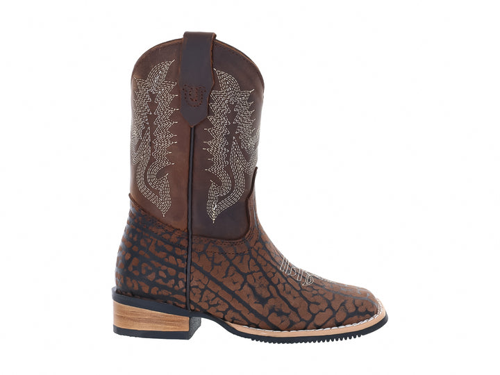 Bota vaquera para niño color moka con detalles bordados y textura en la punta.