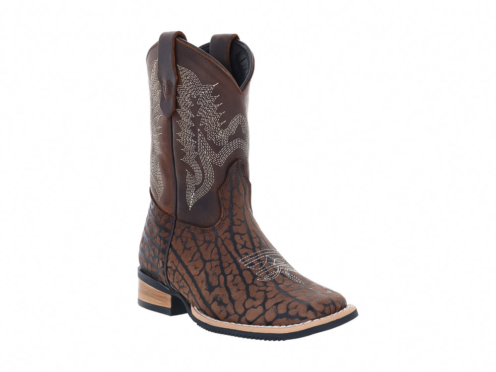 Bota vaquera para niño color moka con detalles bordados y textura en la punta.