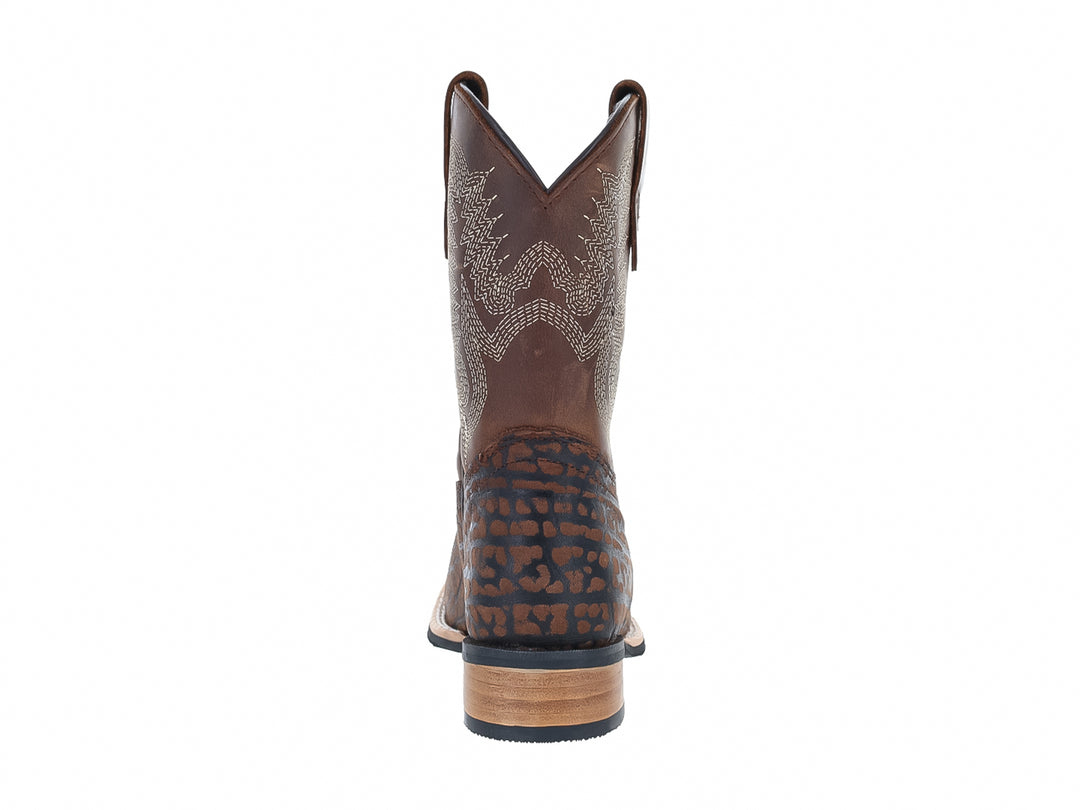 Bota vaquera para niño color moka con detalles bordados y textura en la punta.