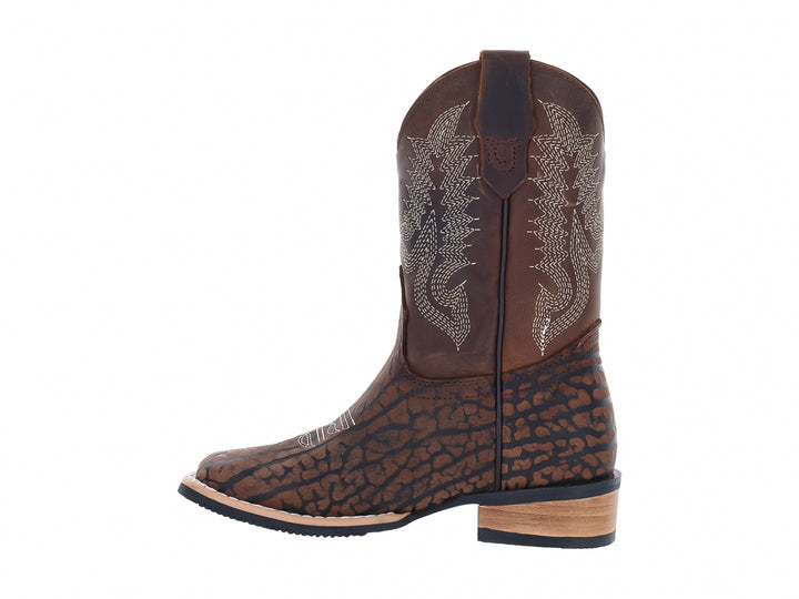 Bota vaquera para niño color moka con detalles bordados y textura en la punta.