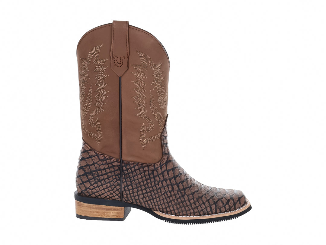 Botas vaqueras para niño color moka con textura de piel de cocodrilo en la base y detalles bordados en la caña.