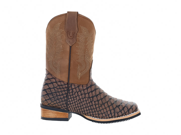 Botas vaqueras para niño color moka con textura grabada en la base y detalles bordados en el tubo.