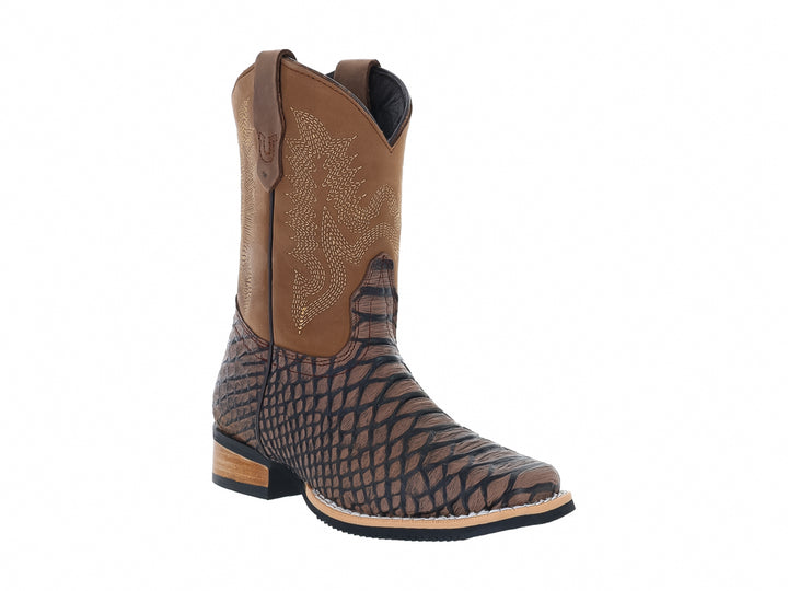 Botas vaqueras para niño color moka con textura grabada en la base y detalles bordados en el tubo.