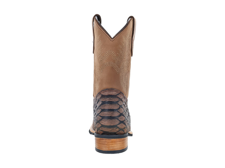 Botas vaqueras para niño color moka con textura grabada en la base y detalles bordados en el tubo.
