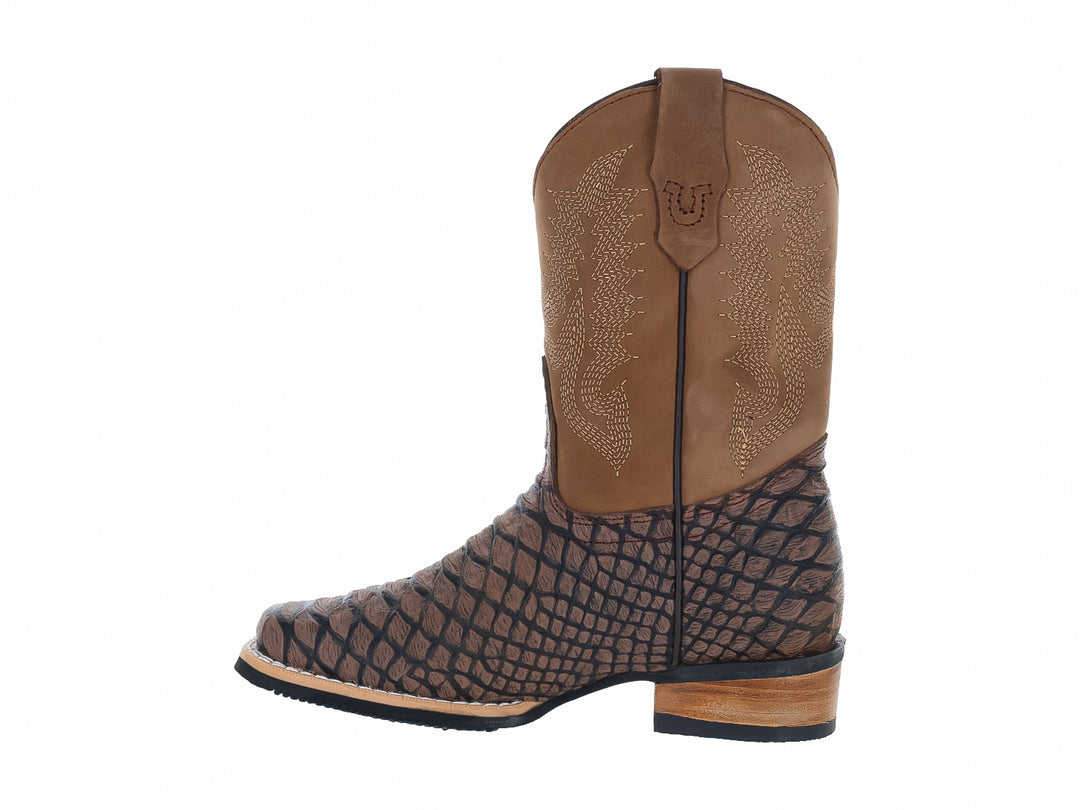 Botas vaqueras para niño color moka con textura grabada en la base y detalles bordados en el tubo.