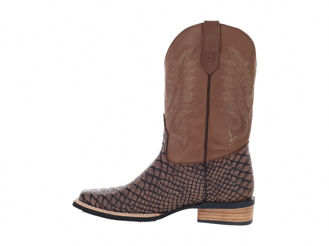 Bota vaquera para niño color moka con textura de piel de cocodrilo en la base.