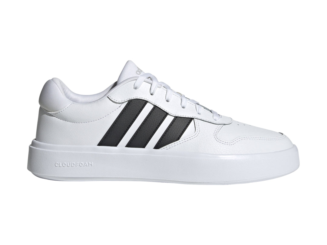 Tenis Adidas Litecourt en color blanco con tres franjas negras laterales y suela blanca.
