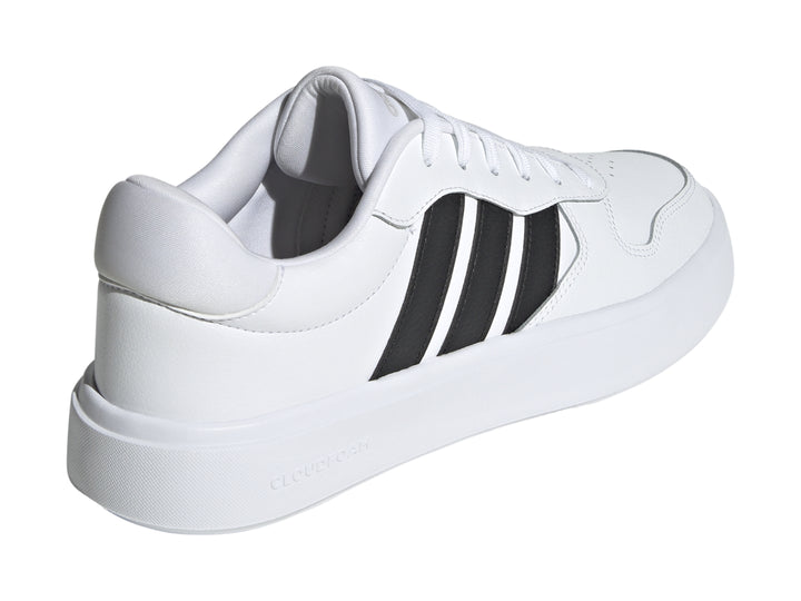 Tenis Adidas Litecourt en color blanco con tres franjas negras laterales y suela blanca.